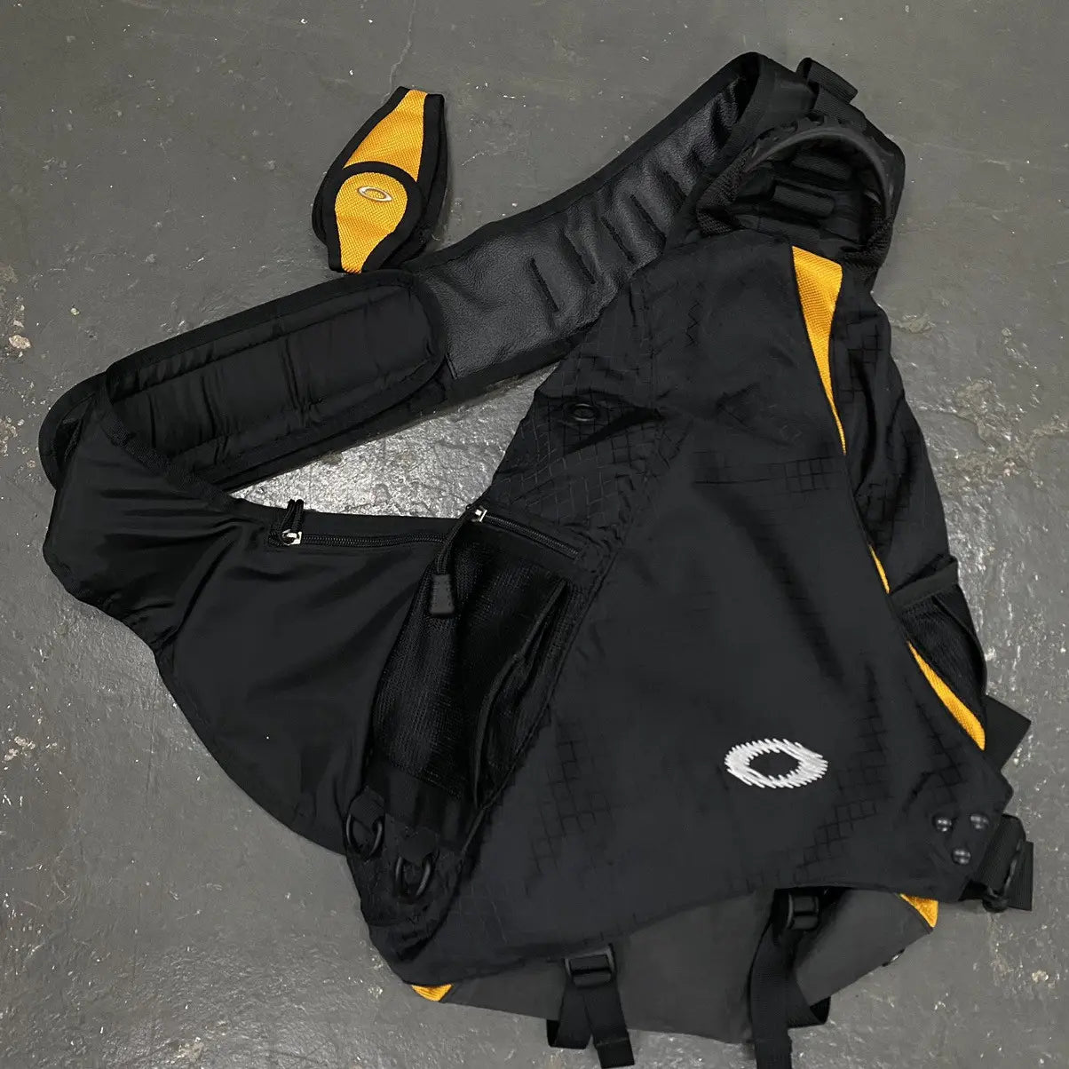 Single Shoulder Tactical Archery Bag – Waterproof Utility-Style Bow and Arrow Storage Pack