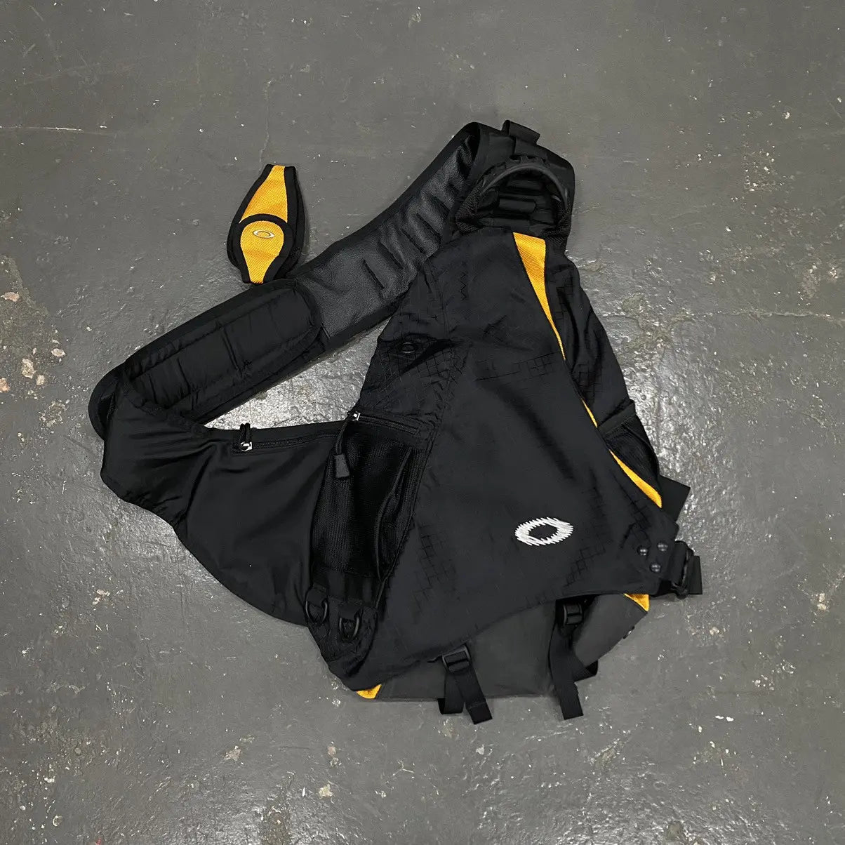 Single Shoulder Tactical Archery Bag – Waterproof Utility-Style Bow and Arrow Storage Pack