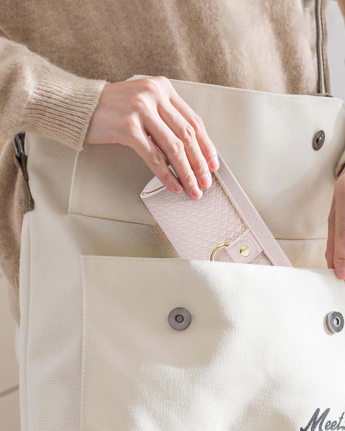 Women's Travel Jewelry Box – Essential for Trips, Perfect Gift for Girls, Travelers, Couples, Moms, and Friends