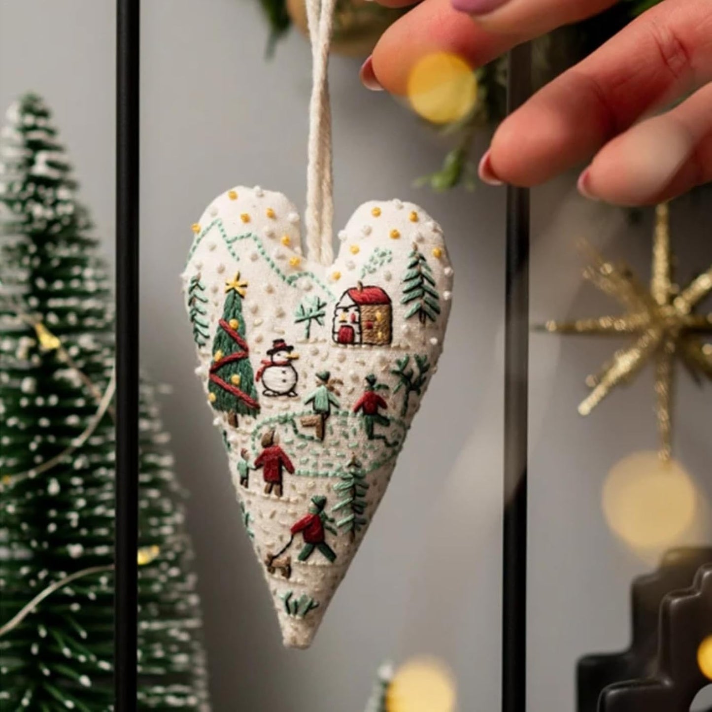8-Piece Embroidery Christmas Ornament Kit – DIY Heart-Shaped Cross Stitch Decorations
