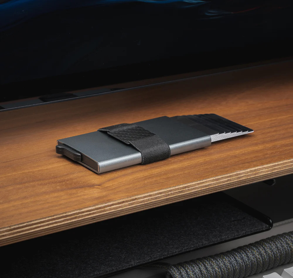 RFID Blocking Wallet – Slim Aluminum Card Holder with Carbon Fiber Cash Strap