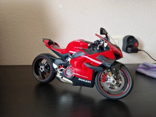 1:6 Ducati  Motorcycle Model – Ultra-Realistic Engineering Collectible with Smoke Exhaust Effect
