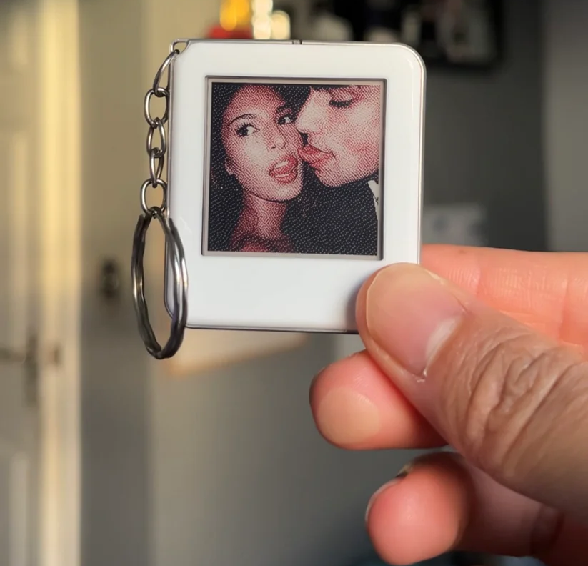NFC E-Ink Keychain – Stylish, Personalized & Sustainable