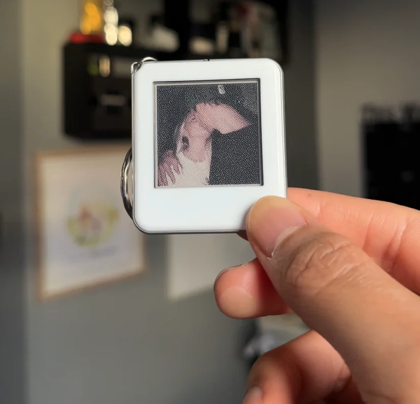 NFC E-Ink Keychain – Stylish, Personalized & Sustainable