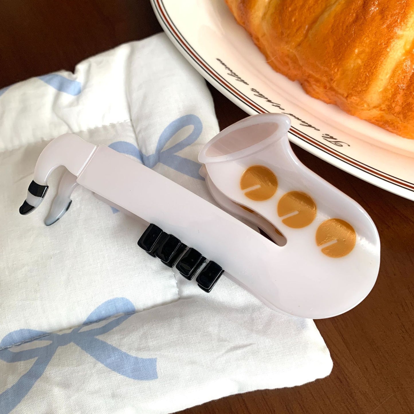 Cello Hair Clip – Elegant Curved Design with Classical Charm