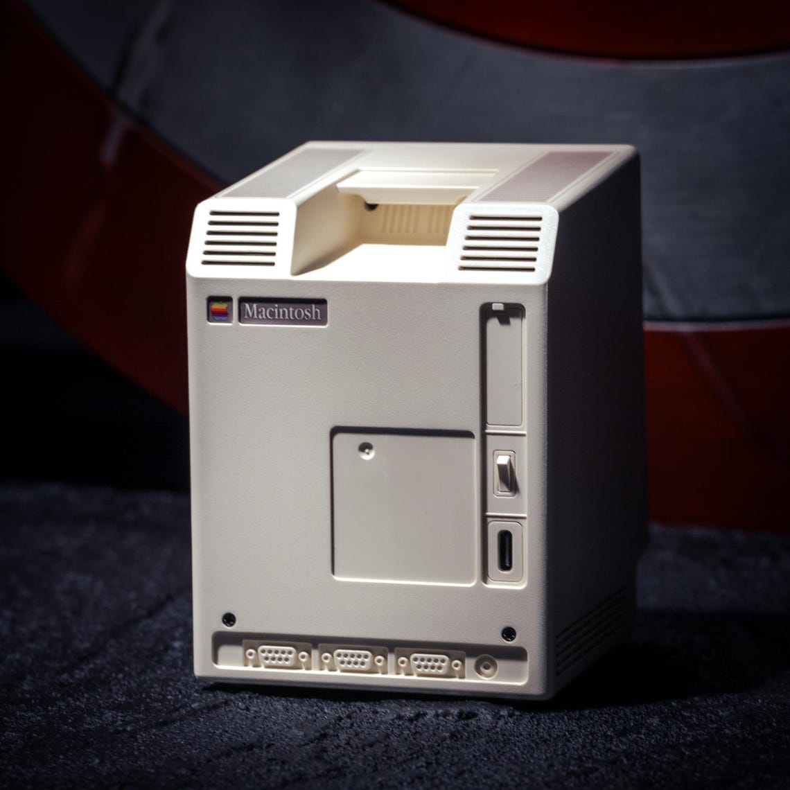 Retro Macintosh-Style Digital Clock – Nostalgic Design with Modern Functionality