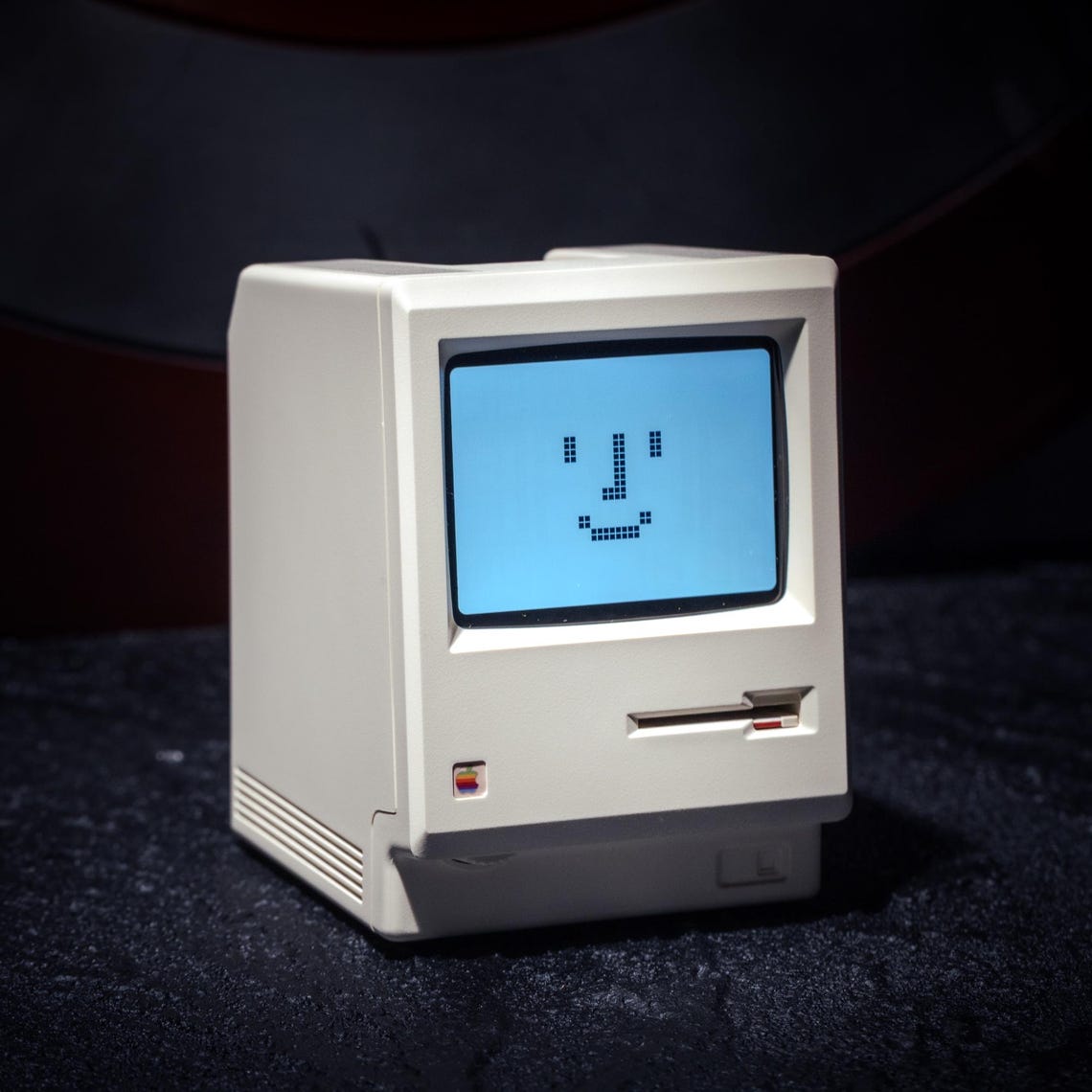 Retro Macintosh-Style Digital Clock – Nostalgic Design with Modern Functionality