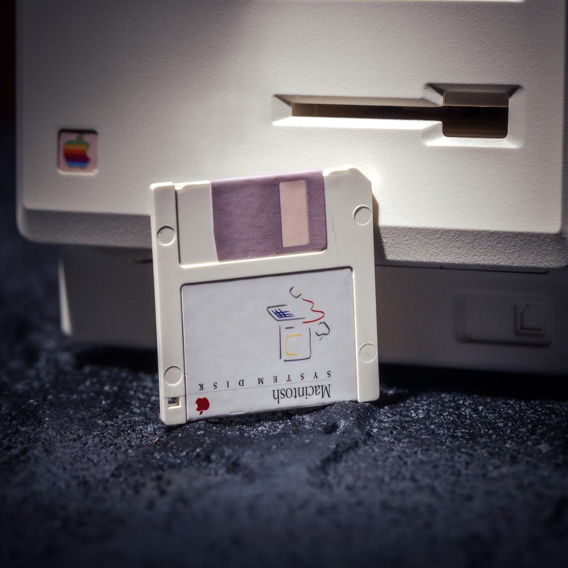 Retro Macintosh-Style Digital Clock – Nostalgic Design with Modern Functionality