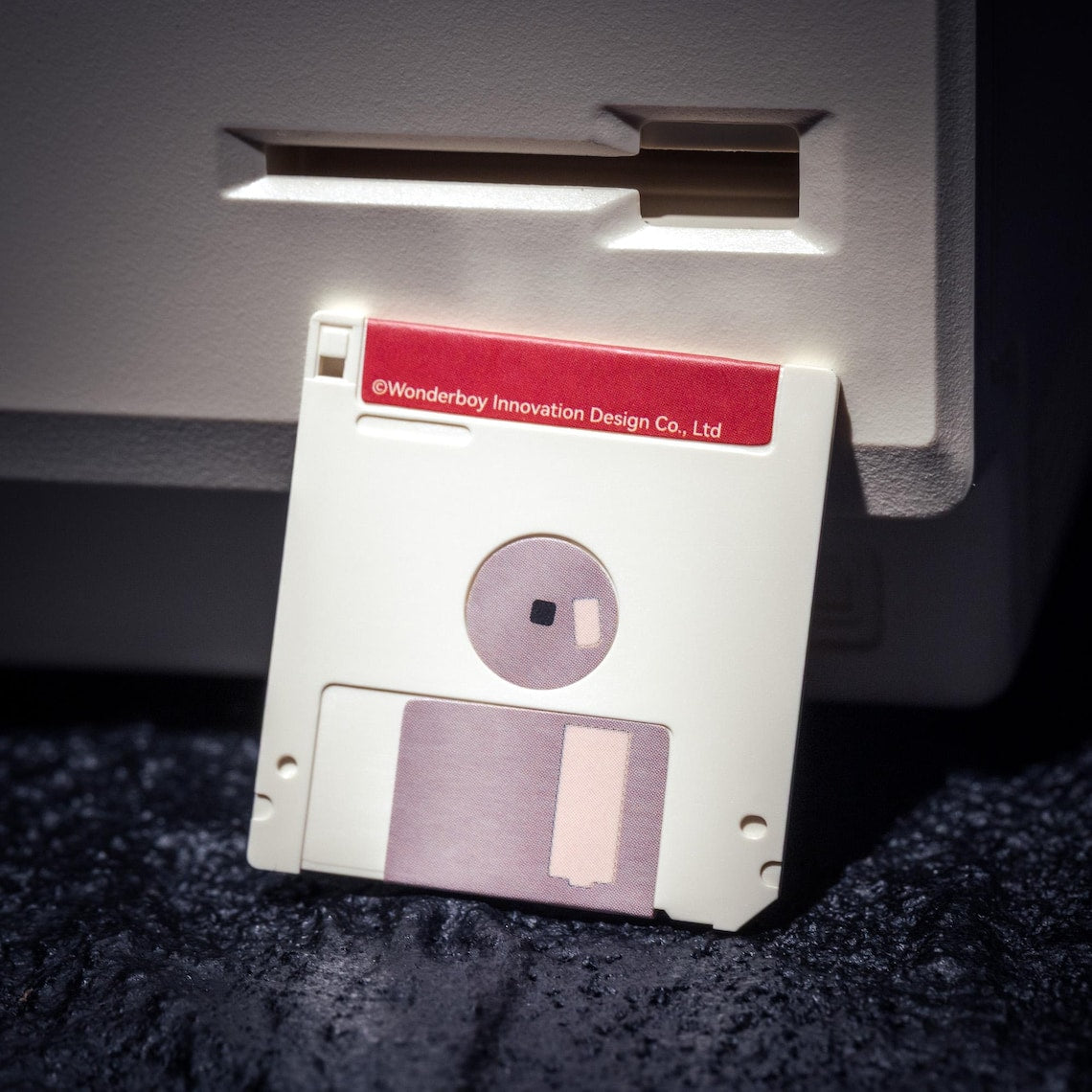 Retro Macintosh-Style Digital Clock – Nostalgic Design with Modern Functionality