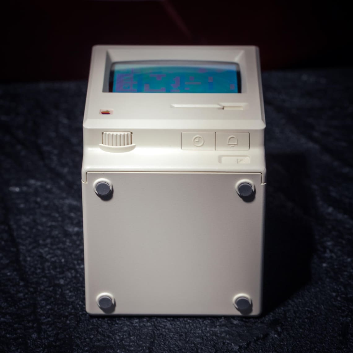 Retro Macintosh-Style Digital Clock – Nostalgic Design with Modern Functionality