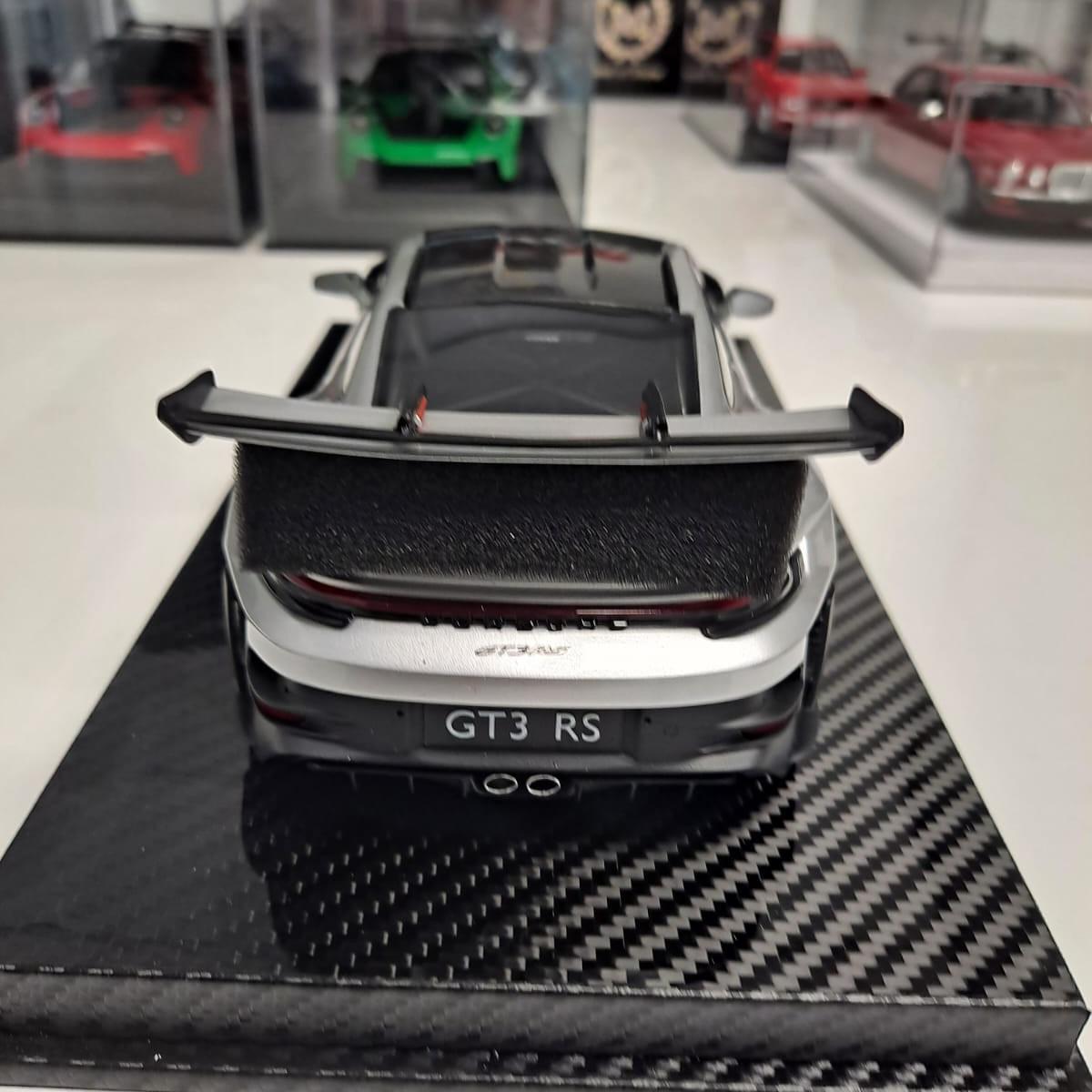 Porsche 911 GT3 RS 1:18 Scale Model – Silver Edition with Carbon Fiber Base