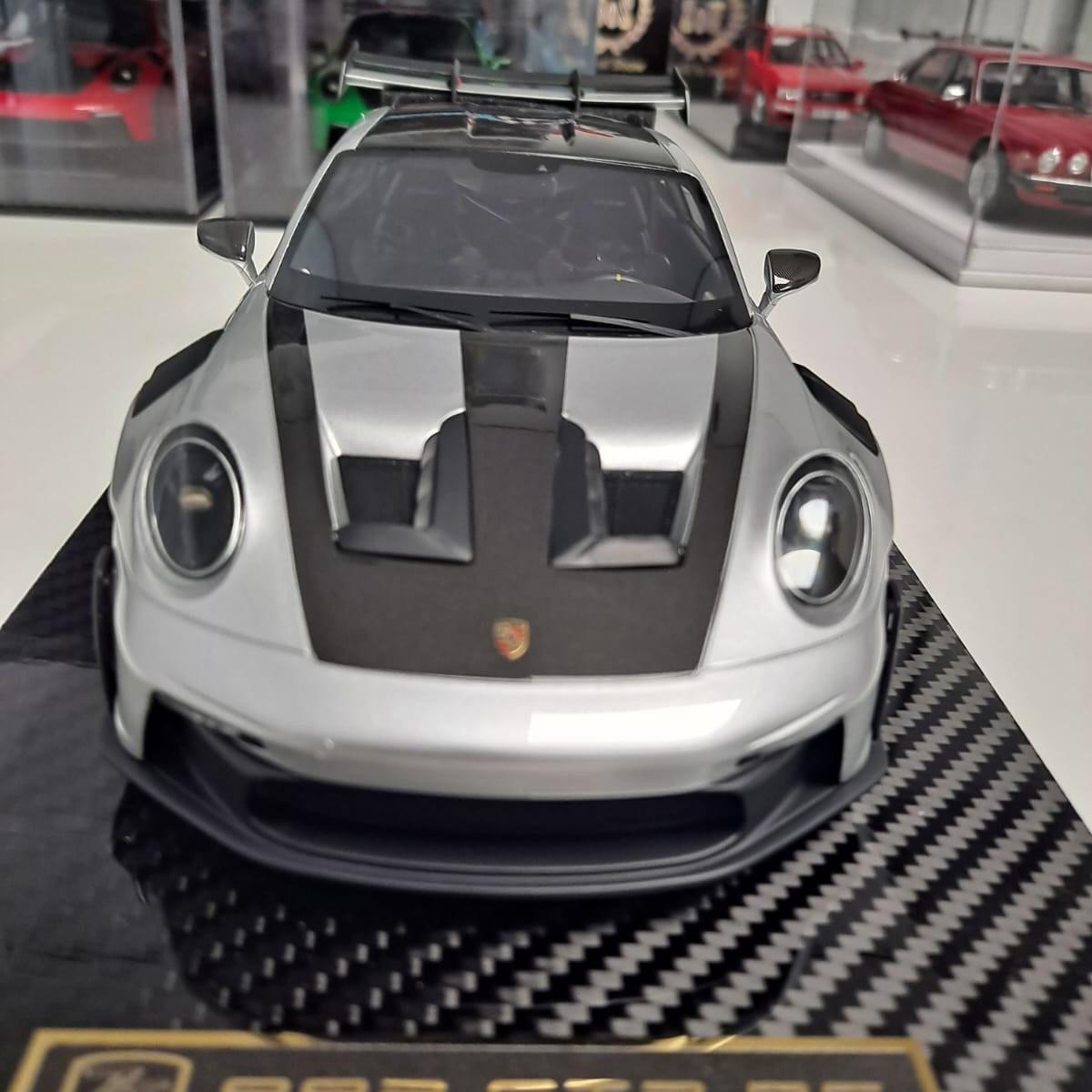 Porsche 911 GT3 RS 1:18 Scale Model – Silver Edition with Carbon Fiber Base