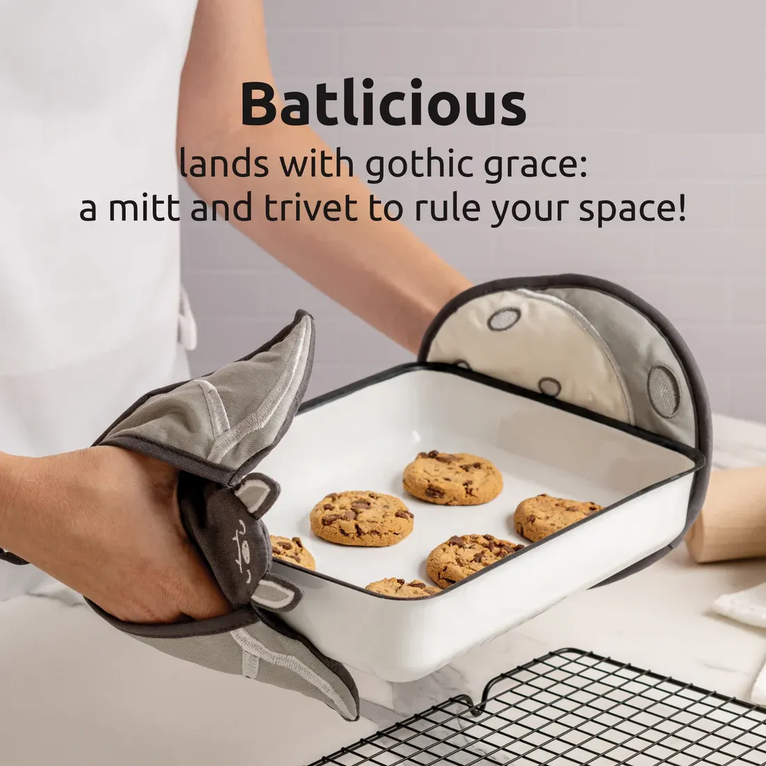 Gothic Bat Oven Mitts & Moon Trivet Set – Add a Touch of Dark Charm to Your Kitchen