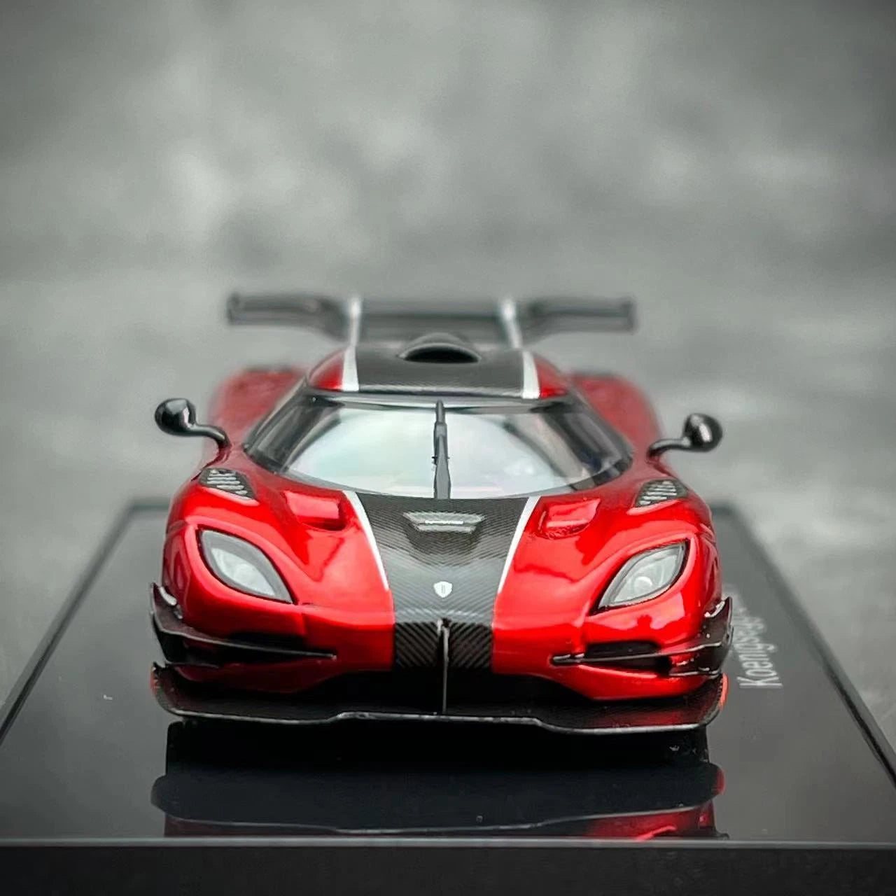 1:64 Koenigsegg Regera Die-Cast Model Car – Candy Red Carbon Fiber Finish