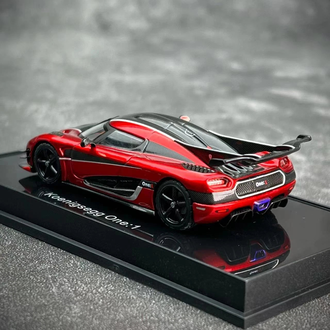 1:64 Koenigsegg Regera Die-Cast Model Car – Candy Red Carbon Fiber Finish