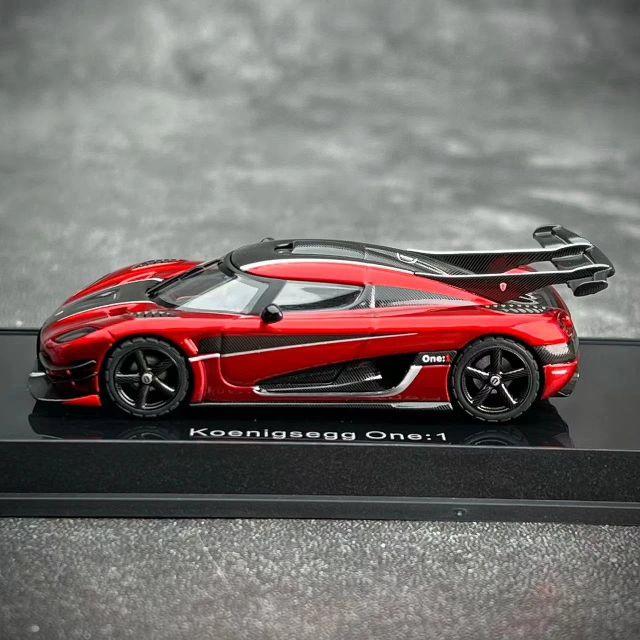 1:64 Koenigsegg Regera Die-Cast Model Car – Candy Red Carbon Fiber Finish